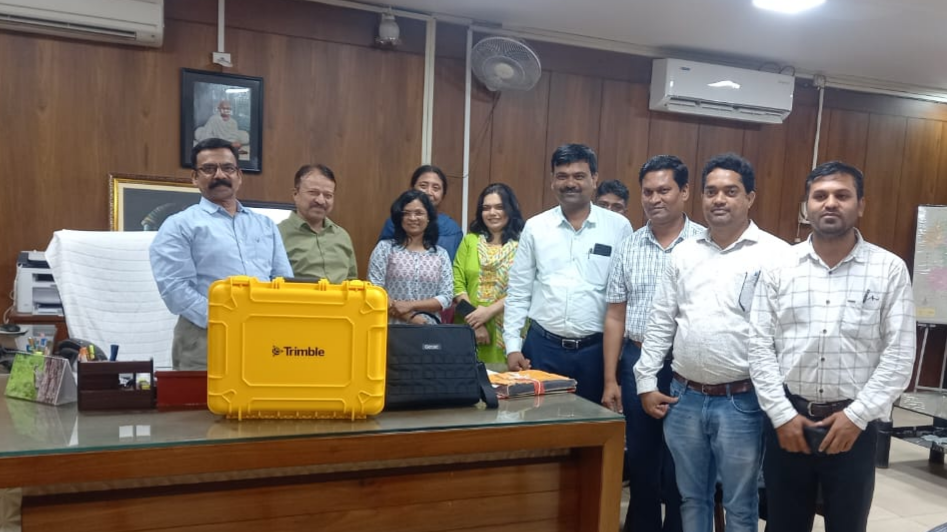 मा.जिल्हाधिकारी, गोंदिया यांचे हस्ते नाविण्यपुर्ण योजने अंतर्गत प्राप्त Rover Machine वाटप करतांना. 