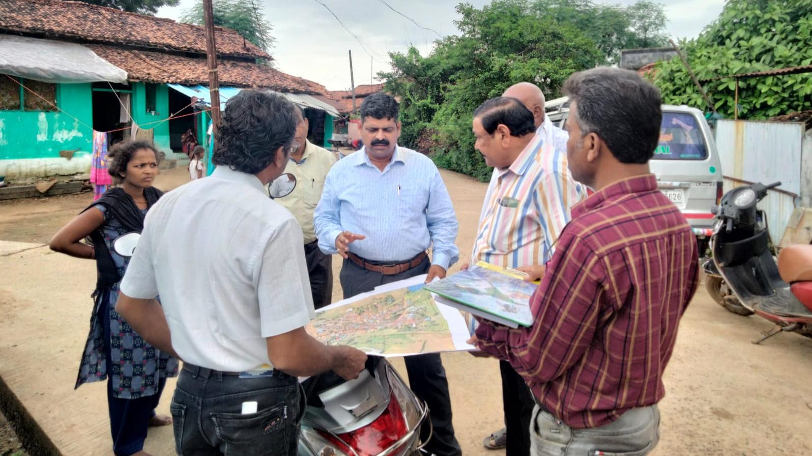 मा.श्री.व्ही.एस.शिंदे सर , उपसंचालक भूमि अभिलेख नागपुर प्रदेश नागपुर भंडारा तालुक्यातील ड्रोन सर्व्हे चौकशीकामाचे मार्गदर्शन करतांना 