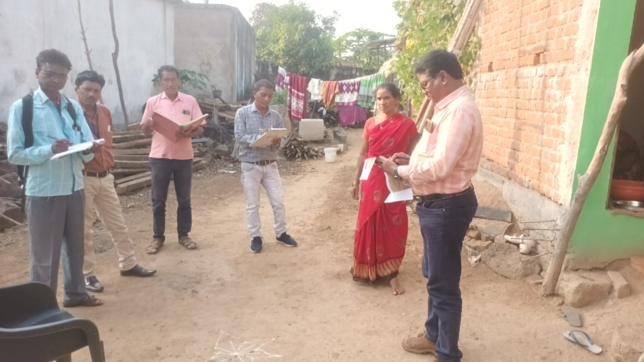 स्वामीत्व  योजनेअंतर्गत गावठाण चौकशी  करतांना उप अधीक्षक भूमि अभीलेख साकोली कार्यालयाचे अधिकारी ,कर्मचारी 