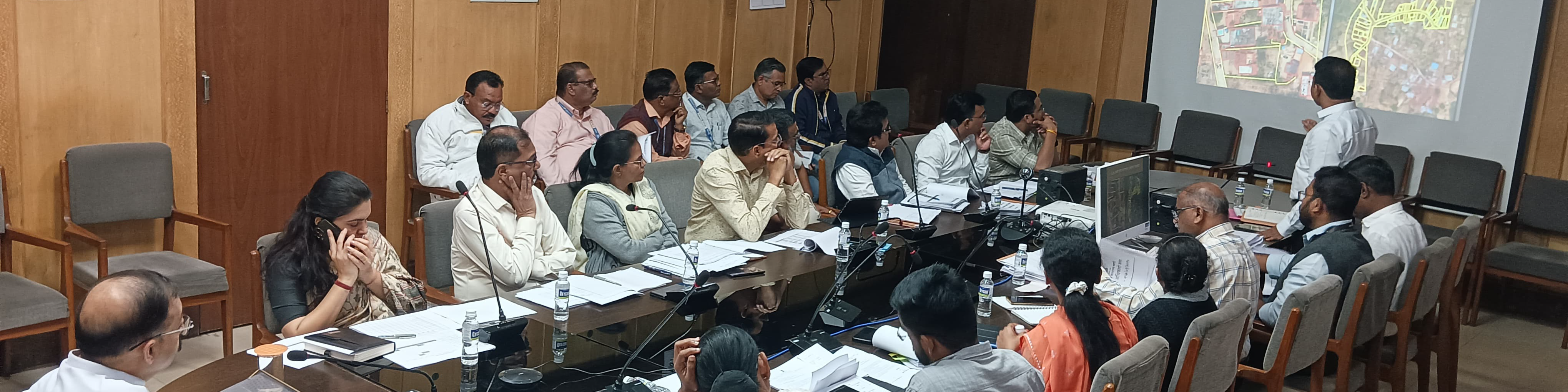 स्वामित्व योजनेची माहिती PPT द्वारे RO मीटिंग मध्ये माहिती सादर करताना उप अधीक्षक भूमिअभिलेख साकोली श्री, अनिल फुलझेले 