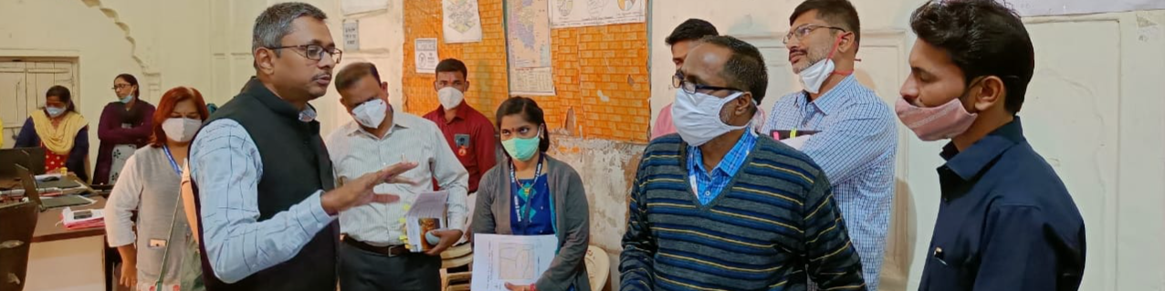 स्वामित्व योजनेच्या कामासंदर्भात मार्गदर्शन करतांना मा. निरंजनकुमार सुधांशु, जमाबंदी आयुक्त आणि संचालक भुमि अभिलेख,(म.राज्य)पुणे.