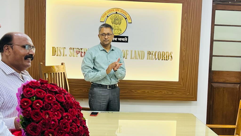 Hon.Settlement Commissioner of Land Records, Pune Shri.N.K.Sudhansu Sir visited DSLR Thane office for Swamitwa Yojana Review